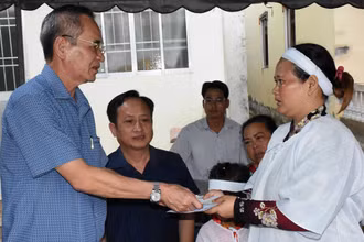 Thường trực Tỉnh ủy Bạc Liêu đến chia buồn, động viên, tặng quà gia đình nạn nhân Châu Khêl. Ảnh: Châu Minh Đạt