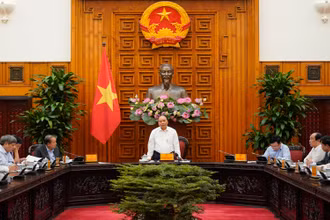 Thủ tướng Nguyễn Xuân Phúc phát biểu ý kiến tại cuộc họp.