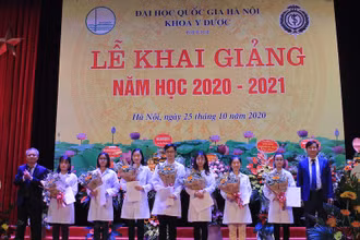 Hình ảnh một số tân sinh viên Khoa Y Dược, nay là Trường đại học Y Dược (ĐHQGHN) trong ngày khai giảng