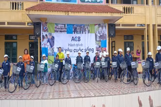 Những chiếc xe đạp, những tấm áo ấm được trao tặng cho học sinh khó khăn miền quê nghèo.