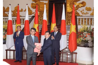 Thủ tướng Nguyễn Xuân Phúc và Thủ tướng Nhật Bản Suga Yoshihide chứng kiến lễ trao Giấy chứng nhận đầu tư của UBND tỉnh Vĩnh Phúc cho Công ty TNHH Toto Việt Nam. 