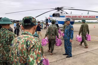 Trực thăng chuyển lương thực đến Thủy điện A Lin 2.