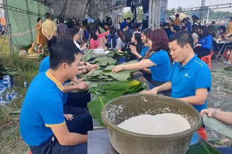 Làng trên xóm dưới ở Nghệ An thi đua gói bánh gửi bà con vùng lũ.