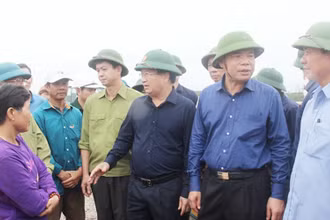 Phó Thủ tướng Trịnh Đình Dũng cùng lãnh đạo tỉnh Quảng Trị thăm người dân vùng lũ tại huyện Cam Lộ