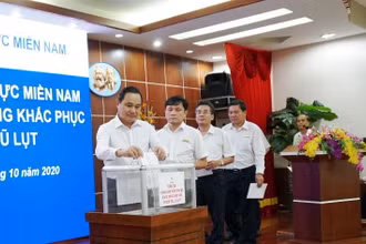 Lãnh đạo, cán bộ công nhân viên EVNSPC quyên góp ủng hộ đồng bào miền trung đang nhiều khó khăn do lũ lụt.