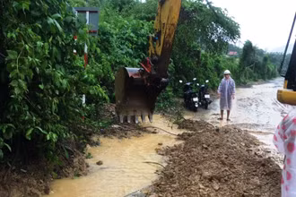 Xã Hòa Liên, huyện Hòa Vang  khắc phục sạt lở đất trên đường DT 601.