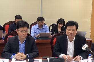 Thứ trưởng GD-ĐT Nguyễn Hữu Độ (bên phải ảnh) và Vụ trưởng Vụ Giáo dục trung học, Bộ GD-ĐT Nguyễn Xuân Thành (bên trái ảnh)