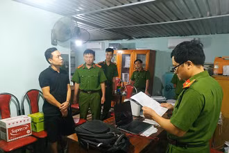 Khám xét nơi làm việc của đối tượng Nguyễn Chí Công. 