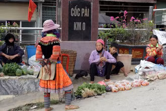 Cột mốc Trung tâm huyện cũng được bà con trưng dụng để bán hàng.