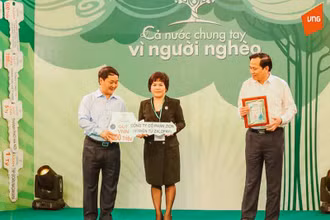 Bà Trương Cẩm Thanh – Chủ tịch Zion, đại diện ZaloPay trao 500 triệu đồng cho Quỹ “Vì người nghèo”.