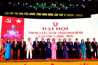 Các đại biểu chụp ảnh lưu niệm với Phó Chủ tịch nước.