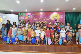 Thiếu nhi gốc Việt Nam tại thành phố Preah Sihanouk vui Tết Trung thu.