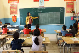 Học sinh vùng cao đa phần là con em đồng bào dân tộc, nhận thức không đồng đều, nói tiếng phổ thông chưa rõ nên việc học gặp nhiều khó khăn, nhất là với bộ sách mới được các thầy cô giáo đánh giá có lượng kiến thức nặng hơn.
