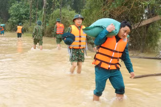 Cán bộ Quân khu 4 tiếp tế gạo, mì tôm cho người dân vùng lũ Thanh Chương