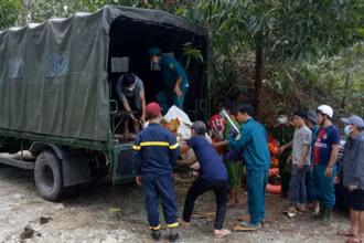 Đội cứu hộ chuyển thi thể một công nhân trong số các công nhân bị vùi lấp tại Thủy điện Rào Trăng 3. 