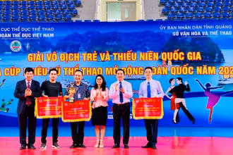 Đại diện Ban Tổ chức tặng Cờ và Cúp cho các đội có số áo đeo tại giải nhiều nhất.