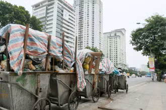 Rác ùn ứ trên đường Nguyễn Chí Thanh, Hà Nội ngày 25-10. (Ảnh: Hà Nam)