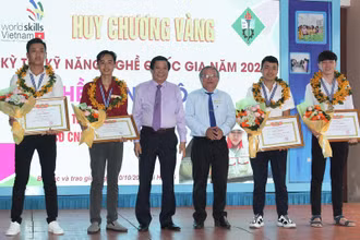 Phó Bí thư Thường trực Tỉnh ủy Vĩnh Long, Bùi Văn Nghiêm trao bằng khen cho các thí sinh đoạt HCV tay nghề quốc gia, chiều 11-10.