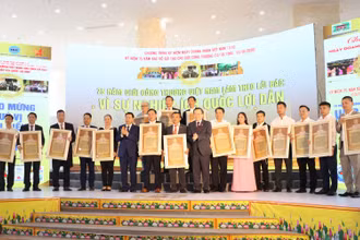 Phó Chủ tịch Quốc hội Phùng Quốc Hiển trao tặng kỷ vật Phiên bản gốc bức thư Bác Hồ gửi giới Công thương Việt Nam năm 1945.