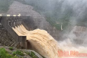  Thủy điện Sông Bung 4 ở Quảng Nam xả lũ (Ảnh: Tấn Nguyên).