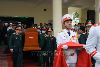 Lễ truy điệu 13 cán bộ, chiến sĩ đã hy sinh ở khu vực thủy điện Rào Trăng 3 được tổ chức trọng thể tại Nhà tang lễ Bệnh viện 268. (Ảnh: TTXVN) 