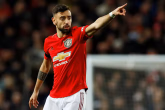Bruno Fernandes sẽ thay Harry Maguire đeo băng thủ quân đêm nay.