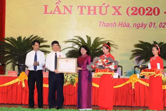 Phó Chủ tịch nước trao tặng Huân chương Lao động hạng Nhất cho Chủ tịch UBND tỉnh Thanh Hóa Nguyễn Đình Xứng.