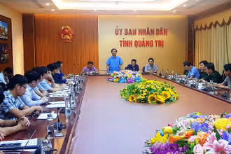 Phó Bí thư Tỉnh ủy, Chủ tịch UBND tỉnh Quảng Trị Võ Văn Hưng kết luận phương án cứu hộ.