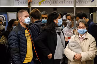 Hành khách trên tàu điện ngầm tại Paris, Pháp. (Ảnh: Getty Images)