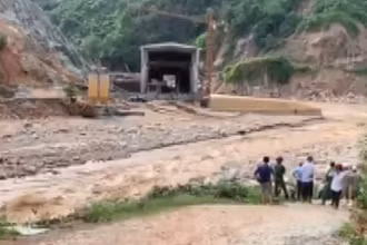 Tuyến đường huyến mạch vào các xã vùng cao: Phước Thành, Phước Lộc… bị sạt lở nặng nề. 