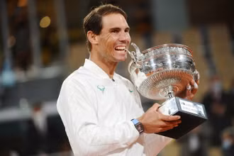 Rafael Nadal nâng cao chiếc cúp Coupe des Mousquetaires sau chiến thắng cách biệt trước Novak Djokovic ở chung kết Roland Garros 2020. (Ảnh: FFT)