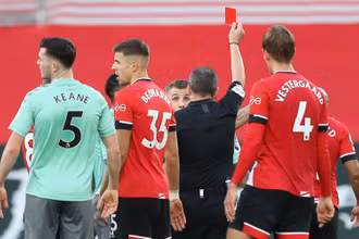 Trọng tài phạt thẻ đỏ cầu thủ Digne của Everton.