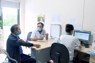 Bác sĩ Bệnh viện K (Hà Nội) và các cộng sự tiến hành thăm khám bệnh nhân tại Vĩnh Phúc.
