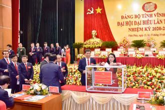 Ngay sau lời kêu gọi, các đại biểu dự đại hội đã quyên góp ủng hộ nhân dân các tỉnh miền trung. 