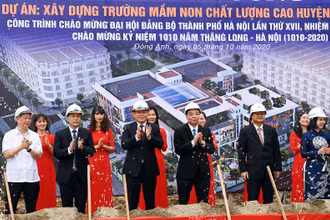 Bí thư Thành ủy Vương Đình Huệ, Chủ tịch UBND TP Hà Nội Chu Ngọc Anh cùng các đại biểu thực hiện nghi thức khởi công Dự án xây dựng Trường Mầm non chất lượng cao huyện Đông Anh. (Ảnh: DUY LINH)