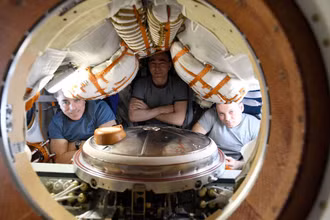 Phi hành gia Chris Cassidy của NASA và các phi hành gia Anatoli Ivanishin và Ivan Vagner của Roscosmos trên tàu vũ trụ Soyuz MS-16 trước khi rời khỏi trạm vũ trụ ngày 21-10. Ảnh: NASA.
