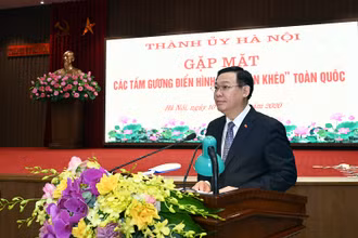 Đồng chí Vương Đình Huệ, Ủy viên Bộ Chính trị, Bí thư Thành ủy Hà Nội phát biểu ý kiến tại buổi gặp mặt.
