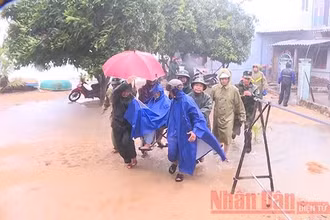 Các lực lượng chức năng giúp người già ở xã Phổ Thạnh, huyện Đức Phổ, Quảng Ngãi sơ tán tránh bão số 6 năm 2019. Ảnh: HIỀN CỪ.