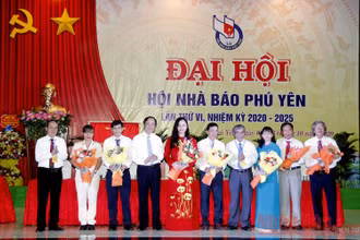 Ban chấp hành Hội Nhà báo Phú Yên khóa VI (2020-2025) ra mắt đại hội.