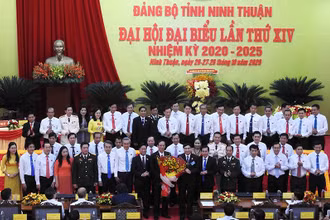 Ban chấp hành Đảng bộ tỉnh Ninh Thuận nhiệm kỳ 2020 - 2025 ra mắt tại Đại hội.