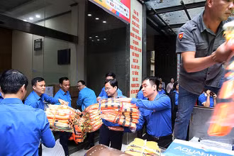 Đại diện lãnh đạo, cán bộ, công chức, viên chức, người lao động T.Ư Đoàn TNCS Hồ Chí Minh, T.Ư Hội LHTN Việt Nam chung tay vận chuyển nhu yếu phẩm, gửi hỗ trợ đồng bào miền Trung chịu ảnh hưởng của bão lũ.