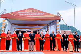 Thủ tướng Chính phủ Nguyễn Xuân Phúc cắt băng khánh thành công trình.