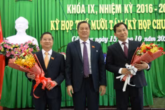 Lãnh đạo HĐND TP Cần Thơ tặng hoa chúc mừng đồng chí Trần Việt Trường (bên trái) được bầu giữ chức Chủ tịch UBND TP Cần Thơ. 