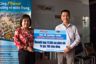 Ông Nguyễn Trung, Chủ tịch Công đoàn Công ty Vinamilk đại diện tập thể người lao động của công ty trao bảng tượng trưng 111.000 sản phẩm dinh dưỡng ủng hộ đồng bào miền trung.