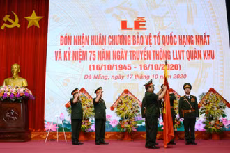 Thượng tướng Lê Chiêm, Thứ trưởng Quốc phòng gắn Huân chương lên lá cờ truyền thống của LLVT Quân khu 5.