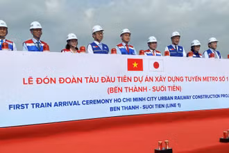 Bí thư Thành ủy TP Hồ Chí Minh Nguyễn Thiện Nhân tham dự Lễ đón đoàn tàu của tuyến metro Bến Thành - Suối Tiên.