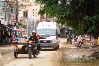  Xe cứu thương đưa các nạn nhân của đoàn công tác gặp nạn tại Tiểu khu 67 về Bệnh viện Quân y 268 (TP Huế). 