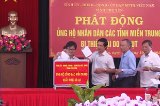 Gần 100 đơn vị ở Phú Yên quyên góp ủng hộ người dân vùng lũ