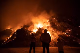 Trận cháy rừng đốt cháy các ngọn đồi ở Los Angeles vào ngày 15-9. Ảnh: Shutterstock.