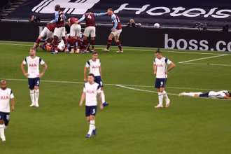 Các cầu thủ Tottenham (áo trắng) thất vọng rời sân.